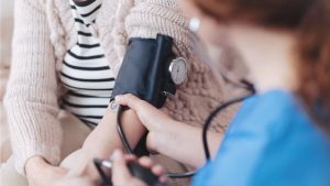 ¿Cual es la presion arterial normal en personas mayores de 50 años?